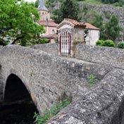 Le vieux pont de la Pède enjambe la Couze Pavin