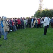 Le conteur Pierre Dumousseau présente le village de Talmont à nos confrères