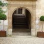 Hôtel Lallemant : le passage voûté de la cour haute donne accès à un escalier à vis en oeuvre commandant la distribution intérieure.