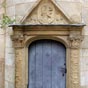 Une porte encadrée de pilastres et surmontée d'un médaillon à l'Antique sculpté en bas-relief et représentant un empereur romain....(Voir détail photo suivante).