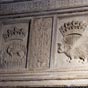 Détail de la cheminée : les emblèmes royaux (le porc épic pour Louis XII et l'hermine pour Anne de Bretagne).