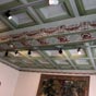 La salle à manger d'hiver est nantie d'un remarquable plafond à caissons en bois supporté par une poutre maîtresse décorée de bucrates. Les lettres du plancher sont disposées de manière à figurer des formes octogonales, au centre, elles dessinent une croix de saint André.