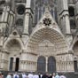 Après l'intérieur de la cathédrale, les confrères se consacrent à la découverte de son extérieur, de ses superbes sculptures, de ses multiples portails....De gauche à droite, nous avons successivement le portail saint Guillaume (2éme batisseur de la cathédrale de 1199 à 1209), le portail de la Vierge, le portail du jugement dernier, le portail saint Etienne et le portail saint Ursin. Tous se situent au sud.