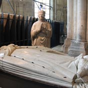 Le tombeau de Jean de Berry en la crypte de la cathédrale.