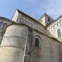 La partie supérieure est ornée d'arcatures aveugles qui se prolongent sur les murs du chœur et du transept. Les larges baies sont à colonnes d'angle, surmontées de chapiteaux soignés.