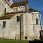 Le chevet révèle toute la pureté architecturale du chœur. L'abside centrale a retenu toute l'attention des constructeurs. La partie supérieure est ornée d'arcatures aveugles qui se prolongent sur les murs du chœur et du transept. Les larges baies sont à colonnes d'angle, surmontées de chapiteaux soignés.