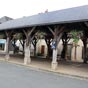 Lignières : La place du marché comporte une halle datant du XVIe siècle où se tiennent encore les marchés. Cette fois, la halle va accueillir nos confrères pour un fraternel déjeuner....