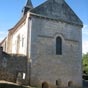 Le chevet de l'église: on voit les ouvertures de la crypte...